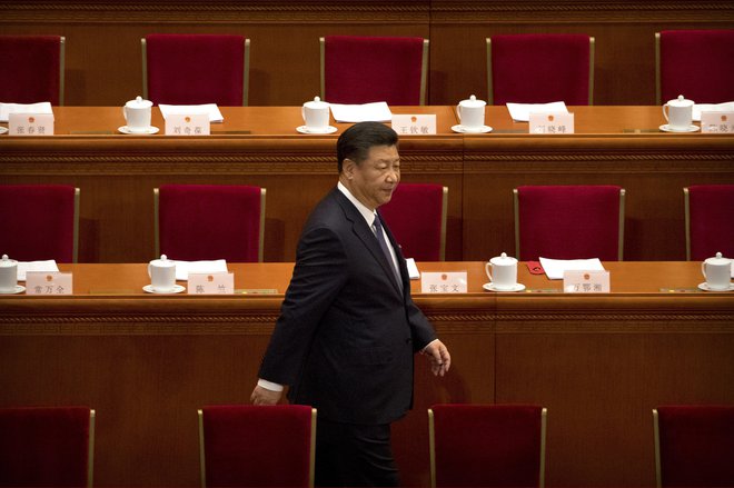 Xi Jinping je pred pol leta izbrisal iz ustave omejitev vladanja na največ deset let. FOTO: Mark Schiefelbein/AP