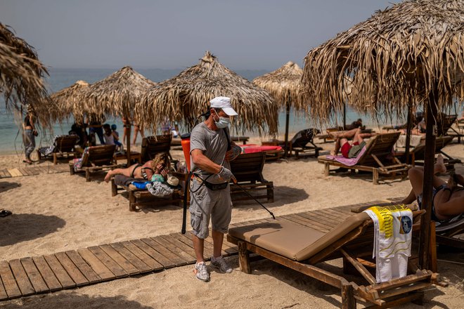 Ta teden je grška vlada napovedala nočno omejitev delovanja restavracij in barov v nekaterih pomembnih turističnih destinacijah, prav tako je uvedla nove omejitve za prišleke iz tujine. FOTO: Angelos Tzortzinis/AFP