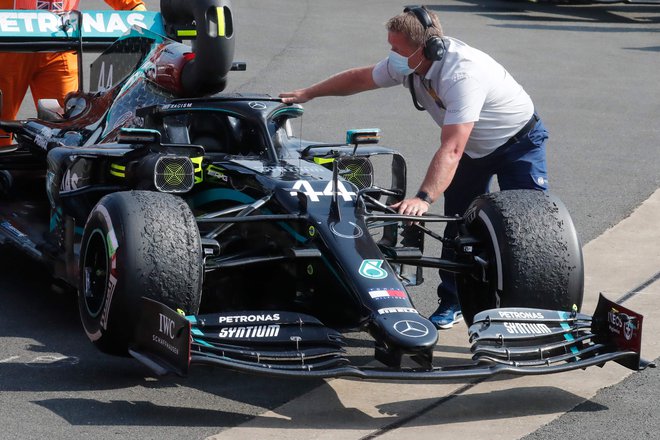 Mercedesovi mehaniki morajo pogruntati, kako preprečiti tako hitro obrabo in poškodbo gum ob toplem vremenu. Foto: Frank Augstein/AFP