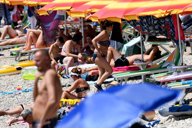 Gneče na Hrvaških plažah. FOTO: Denis Lovrovic/AFP