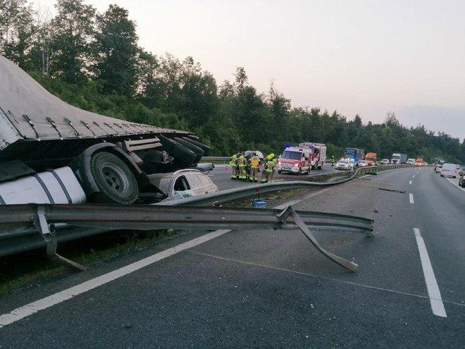 Kako dolgo traja odstranjevanje posledic prometnih nesreč, je odvisno od kraja nesreče, števila udeležencev in drugih okoliščin. FOTO: Dars