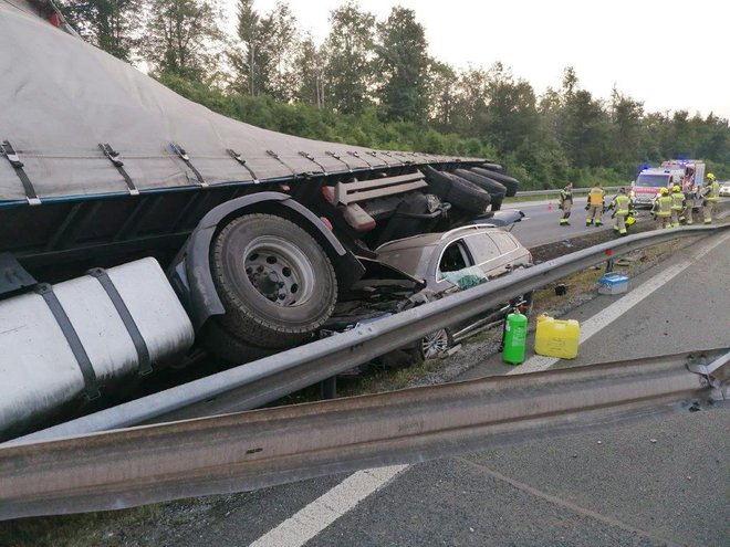 Intervencijske službe se trudijo, da posledice nesreče čimprej odpravijo, a vozišče mora biti prej povsem varno. FOTO: Dars