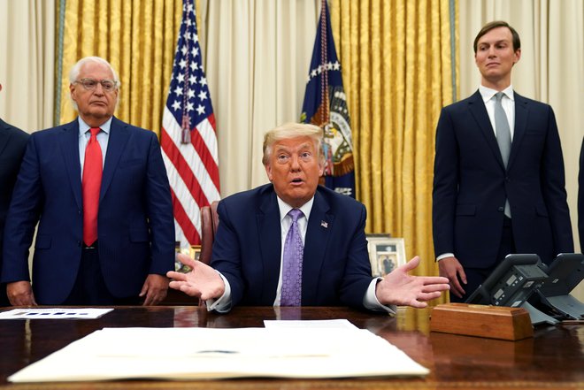 Predsednik Doanlad Trump je naznanil normalizacijo odnosov med zaveznicama ZDA na bližnjem vzhodu. FOTO: Kevin Lamarque/Reuters