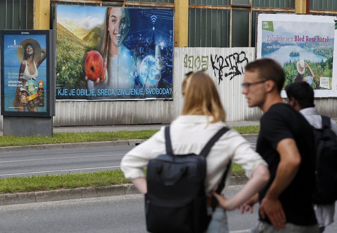 Zavod za prebujanje zavesti je za plakate na vpadnicah večjih mest odštel 15.000 evrov. Foto Matej Družnik