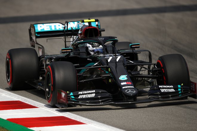 Najbolje plačani finski športnik Valtteri Bottas je poskrbel za najboljši dosežek uvodnega dne v Barceloni. FOTO: Bryn Lennon/Reuters