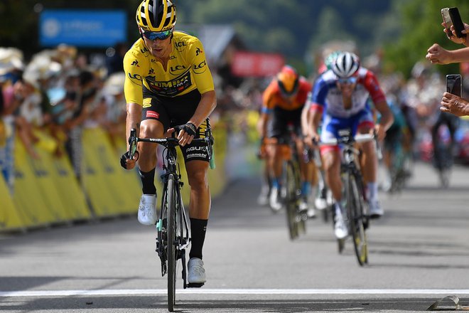 Primož Roglič v šprintu za 2. mesto ni imel težav s tekmeci. FOTO: Justin Setterfield/AFP