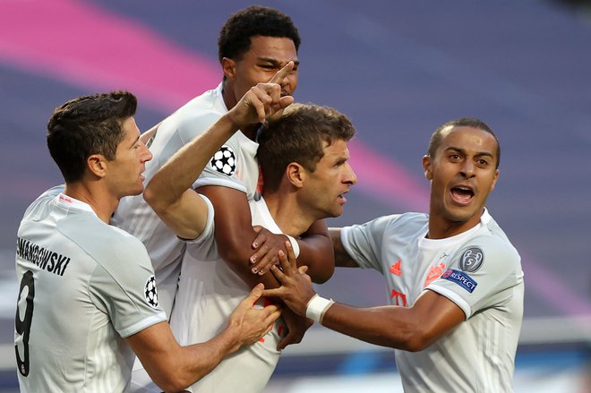 Thomas Müller (na sredini) je že v peti minuti popeljal Bayern v vodstvo. FOTO: Rafael Marchante/AFP