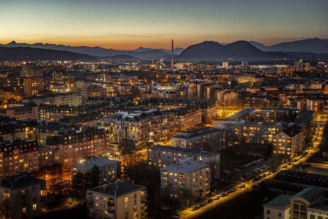 Osvetljena Ljubljana v času, ko smo morali biti doma. FOTO: Voranc Vogel/Delo