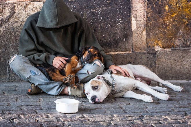 Stiske ljudi bodo zaradi posledic pandemije le še hujše. FOTO: Shutterstock