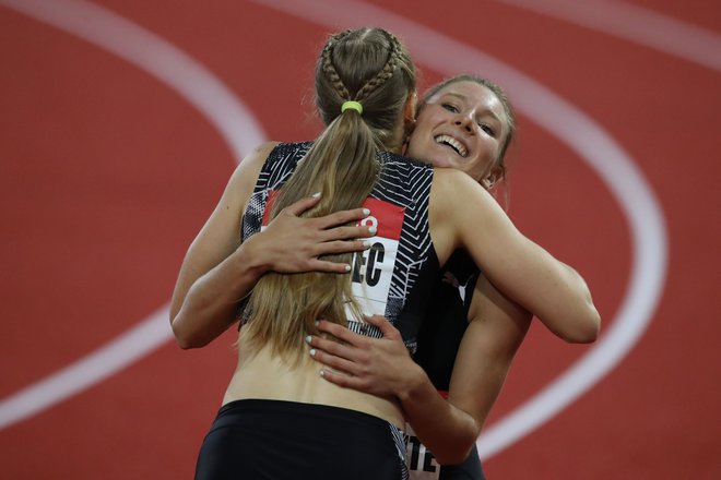 Maja Mihalinec je med prvimi čestitala švicarski zmagovalki Ajli Del Ponte. FOTO: Daniel Cole/AFP