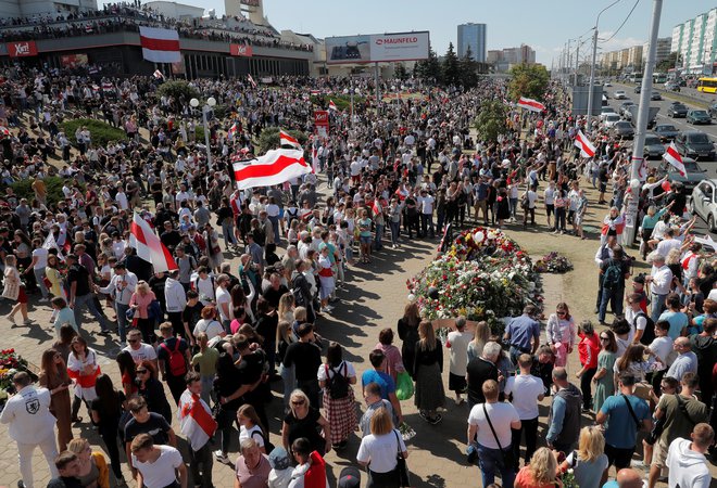 Udeleženci shoda so se spomnili Aleksandra Tarajkovskija, ki izgubil življenje med protivladnimi protesti. FOTO: Vasily Fedosenko/Reuters