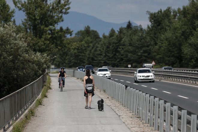 Mešana cona na mostu čez Savo je asfaltirana, dostopa pa sta &shy;makadamska. FOTO: Uroš Hočevar/Delo