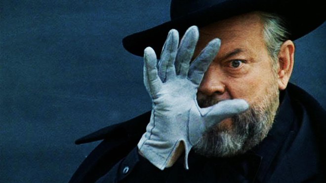 Prizor iz zadnjega filma Orsona Wellesa <em>Resnice in laži</em>, ki je nastal leta 1973 in v katerem je tudi igral. Zgodba govori o karieri profesionalnega ponarejevalca umetnin. Foto promocijsko gradivo