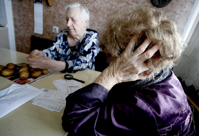 Stari ste 65 let, za vami je 40 let delovne dobe. Ne morete končati službovanja, ker vam nizka pokojnina ne bo omogočala kakovostnega preživljanja let, ki so pred vami. FOTO: Roman Šipić/Delo