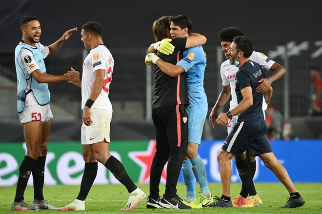 Nogometaši Seville so prvi finalisti evropske lige in bodo v petek poskušali osvojiti že šesto lovoriko v tem tekmovanju. FOTO: Ina Fassbender/Pool Reuters