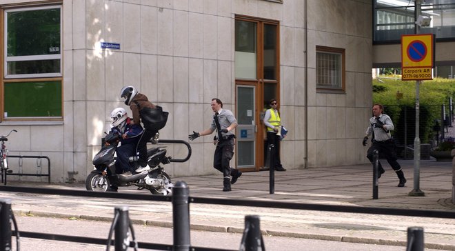 Za<em> </em><em>Incident pred banko</em> je Ruben Östlund prejel berlinskega zlatega medveda.