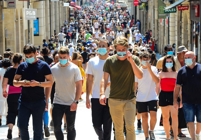 V Bordeauxu so maske zapovedane tudi na ulici, kdor je ne nosi, tvega globo 135 evrov.<br />
Foto Mehdi Fedouach/AFP
