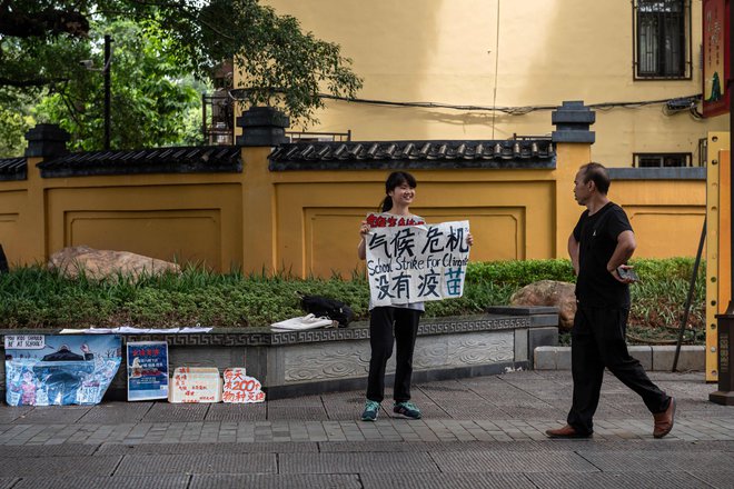 Mlada kitajska okoljska aktivistka je s svojimi zahtevami za boj proti podnebnim spremembam praviloma osamljena. FOTO: Nicolas Asfouri/AFP