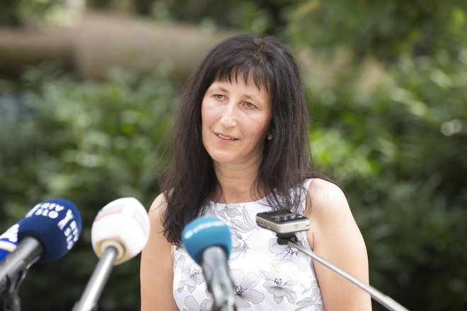 Slavka Grmek Ugovšek, predsednica Društva za cistično fibrozo, med izjavo za medije po prvi presaditvi pljuč pri otroku. FOTO: Jure Eržen/Delo