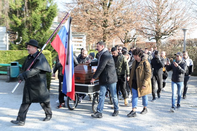 Nesrečne sirske migrante so na ljubljanskih Žalah na zadnjo pot pospremili tudi njihovi sopotniki v avtu. FOTO: Marko Feist/Delo