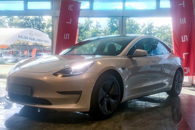 Za zdaj je v salonu v Ljubljani na ogled model 3, kasneje naj bi razstavili še druge modele in kupcem ponudili testna modela 3. Foto Gašper Boncelj