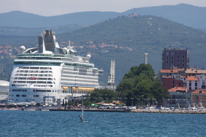 Turistične križarke so v minulih letih spodbudile živahnejši turistični utrip v Kopru. FOTO: Boris Šuligoj/Delo