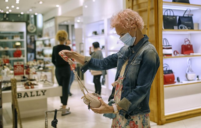 V Galeriji Emporium je prodaja za tretjino manjša kot lani predvsem zaradi manjšega obiska tujih turistov. Foto Blaž Samec