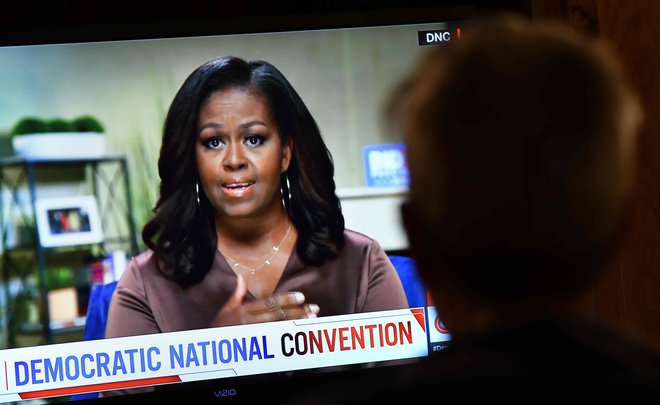 Michelle Obama je v govoru pozvala ljudi, naj na prihodnjih ameriških predsedniških volitvah volijo, kot da jim gre za življenje. FOTO: Chris Delmas/AFP