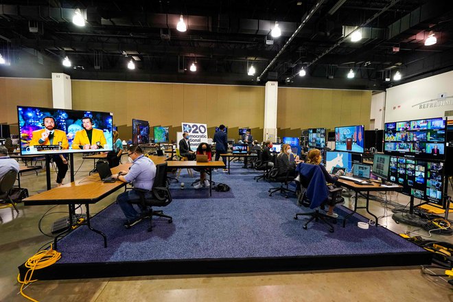 Nadzorna soba prve virtualne konvencije demokratov v zgodovini ZDA v Wisconsin Centru v Milwaukeeju. FOTO: Morry Gash/AFP