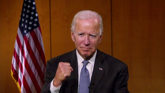 Joe Biden na konvenciji s stisnjeno pestjo v podporo rasni enakopravnosti in materi Erica Garnerja, ki je umrl med policijskim postopkom v New Yorku. FOTO: Reuters