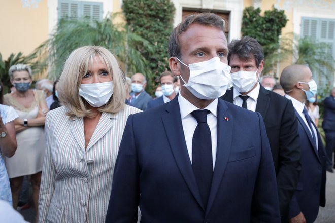 Francozi nosijo vse več maske, prvi par tudi.<br />
FOTO: Eric Gaillard/Reuters
