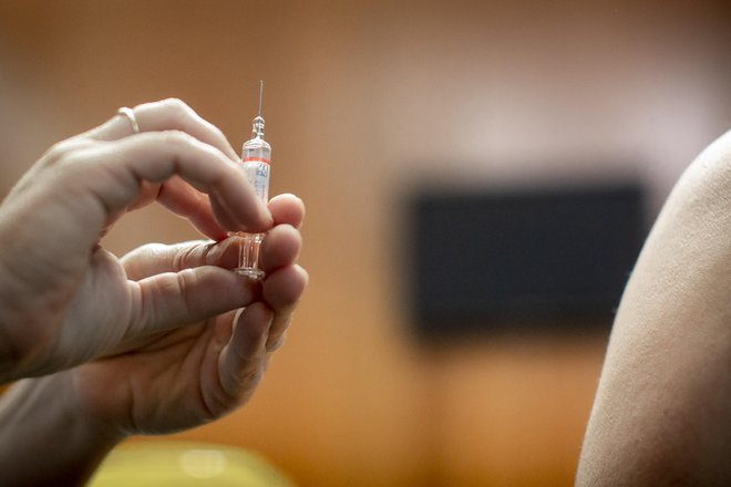 Laboratoriji in farmacevtske družbe tekmujejo, kdo bo prvi razvil cepivo in sklenil večmilijardni posel. Foto Voranc Vogel