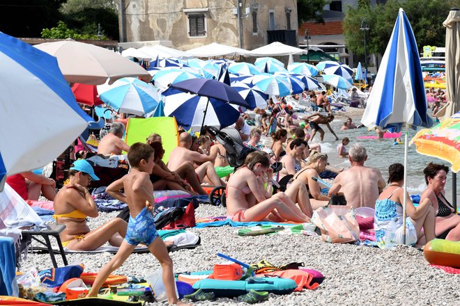 Največ na novo okuženih je v&nbsp;Splitsko-dalmatinski&nbsp;županiji, v Istri pa so zabeležili sedem&nbsp;novih primerov okužb. FOTO: Denis Lovrovic/AFP