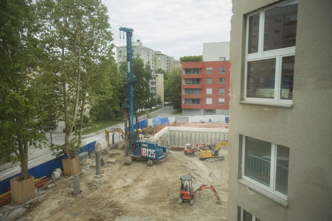 Pripravljanje terena za gradnjo novega prizidka (s telovadnico) k OŠ Riharda Jakopiča. FOTO: Jure Eržen/Delo