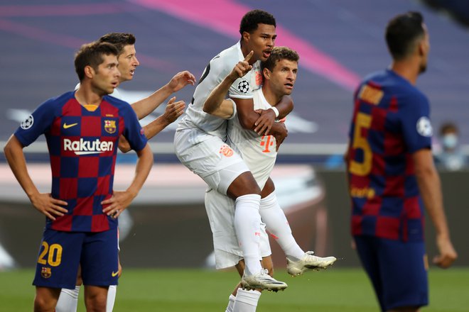 Bayernov adut Thomas Müller (z dvignjenim kazalcem) je v četrtfinalu dvakrat zatresel mrežo Barcelone. FOTO: Rafael Marchante/AFP