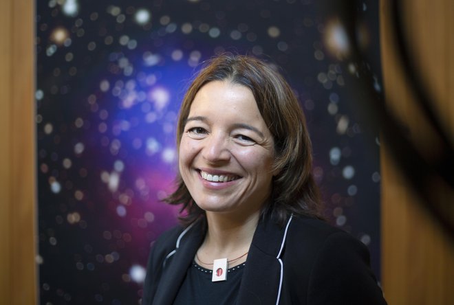 Dr. Maruša Bradač je profesorica na oddelku za fiziko in astronomijo na univerzi v Davisu (University of California). Proučuje lastnosti temne snovi in prve galaksije, ki so nastale v vesolju, je vodja več velikih opazovalnih projektov na največjih observatorijih in satelitih. Foto Jože Suhadolnik