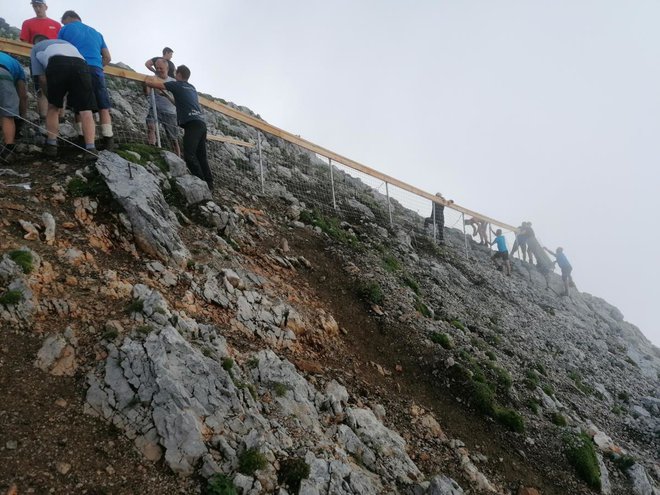 Več kot dvajset Bašljanov - ne le članov agrarne skupnosti, tudi ostali vaščani so se pridružili. FOTO: Bašljani