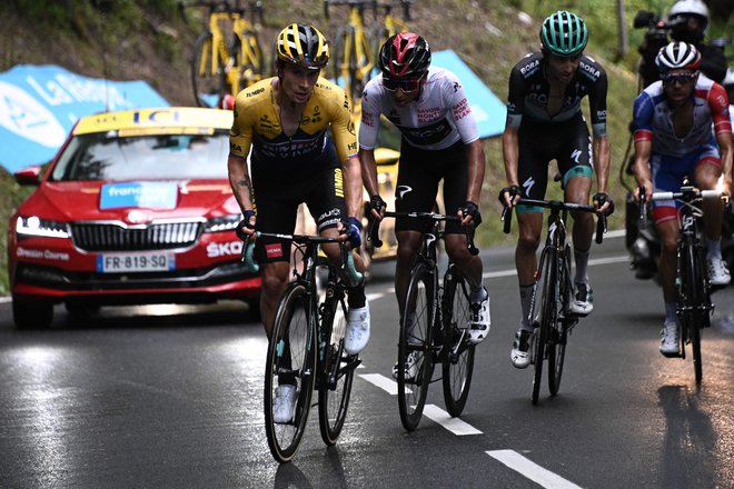 Primož Roglič (spredaj) se bo tudi na Touru poskušal otresti Egana Bernala. FOTO: Anne-Christine Poujoulat/AFP