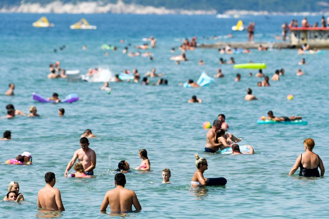 Vse več je pozivov, naj turisti zapustijo Hrvaško. FOTO: Denis Lovrović/Afp