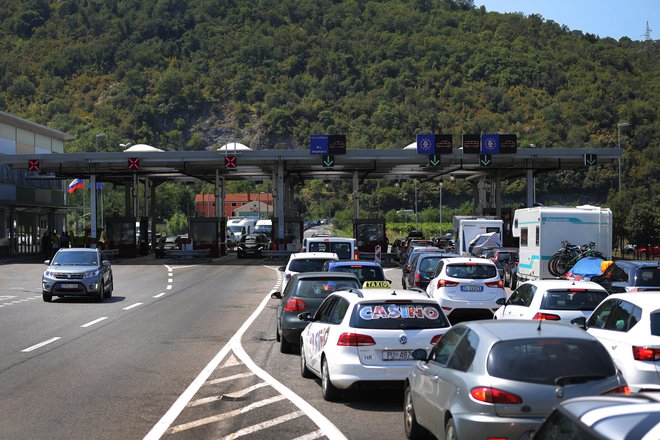 Kolone na mejnih prehodih s Hrvaško so sicer letos poleti nekaj vsakdanjega. FOTO: Leon Vidic/Delo