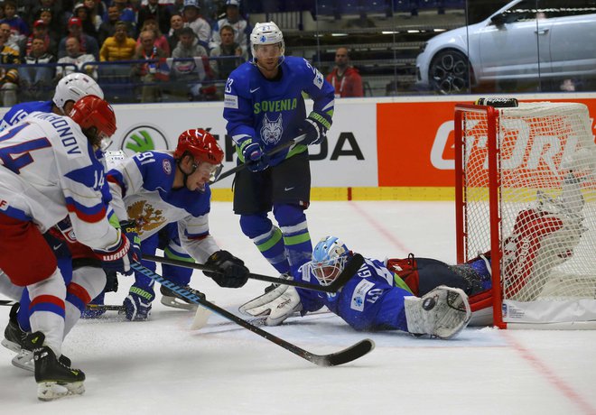 Luka Gračnar je med drugim branil za Slovenijo proti odlični ruski reprezentanci na SP 2015 na Češkem. FOTO: Laszlo Balogh/Reuters