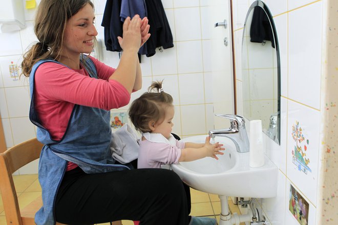 Slovenski vzgojno-izobraževalni sistem je že pred epidemijo koronavirusa zelo poudarjal pomen higiene. FOTO: Leon Vidic/Delo