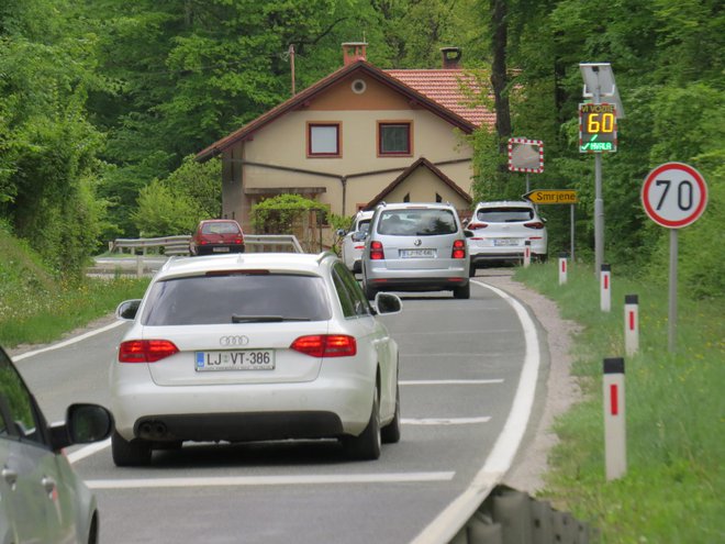 Ozka in nevarna cesta pelje do Turjaka. FOTO: Bojan Rajšek/Delo