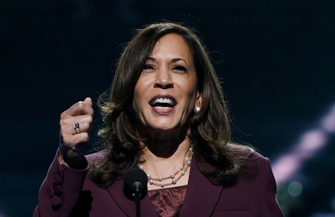 Kalifornijska senatorka Kamala Harris med demokratsko konvencijo. Foto Olivier Douliery / AFP