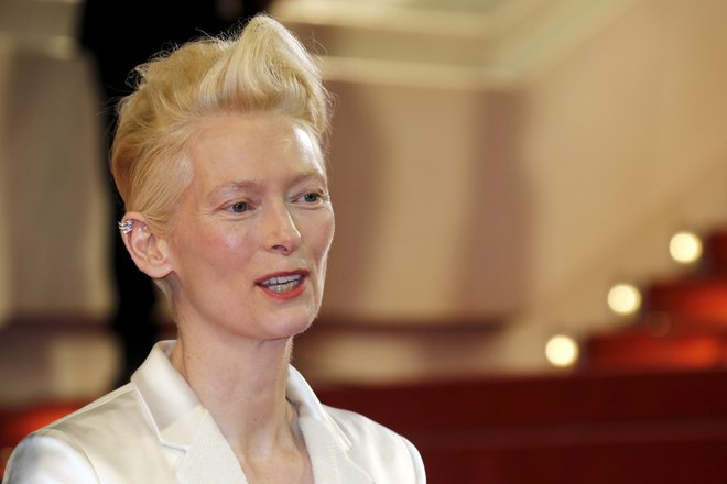 Tilda Swinton: Vsestransko in ekscentrično, tako kot vloge, ki jih je odigrala, naj so to bile velike holivudske produkcije ali avtorski film, je ni mogoče popredalčkati. FOTO: Regis Duvignau/Reuters