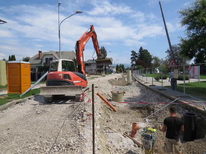 Gradbišče na Ljubljanski cesti bo odprto najmanj do konca prihodnjega meseca. FOTO: Bojan Rajšek/Delo