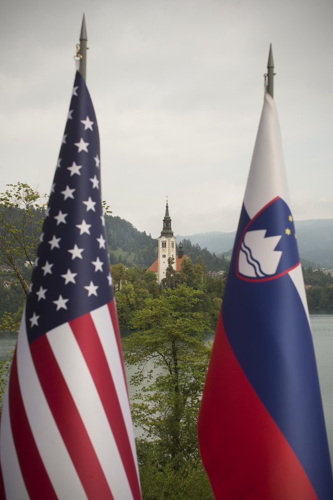 Slovenska in ameriška zastava z Blejskim otokom. Ameriški državni sekretar Mike Pompeo na obisku v Sloveniji.&nbsp;<br />
Foto: Jure Eržen/Delo