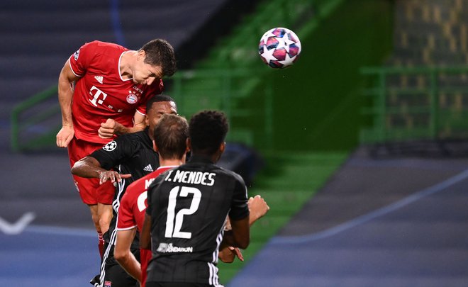 Poljski zvezdnik Robert Lewandowski (levo) je proti Lyonu dosegel že 15. gol v tej sezoni lige prvakov. FOTO: Franck Fife/AFP