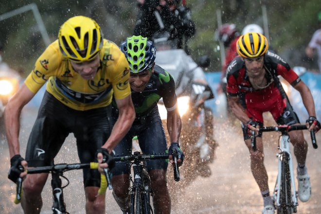 Ravno zaradi podobnih profilov moči med Froomom in kolesarji iz časov dopinga so ekipo Sky (zdaj Ineos) in druge favorite pozvali, da javno objavijo izmerjene podatke o moči z zadnjega klanca. FOTO: AFP