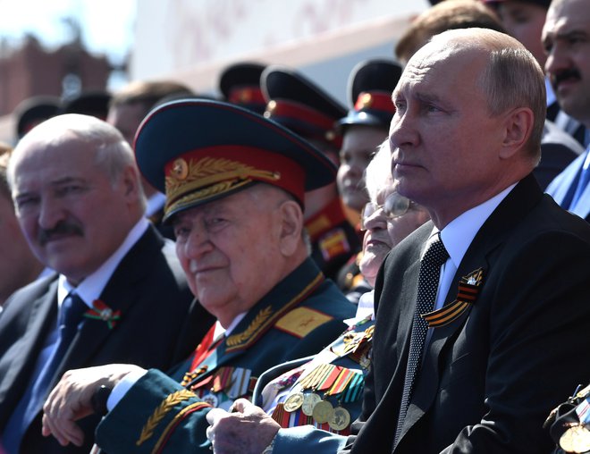 Ruski predsednik Vladimir Putin in večni beloruski voditelj Aleksander Lukašenko sta junija na moskovskem Rdečem trgu spremljala vojaško porado v počastitev 75. obletnice konca druge svetovne vojne v Evropi. Foto: Aleksej Nikolski/Reuters